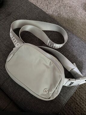 lululemon athletica light gray belt bag with branded strap